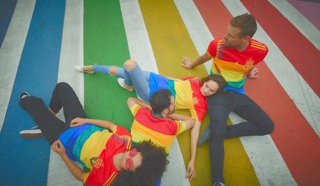 Estas camisetas “arcoíris” están hechas con trozos de los uniformes del Mundial para luchar por los derechos del colectivo LGTBIQ