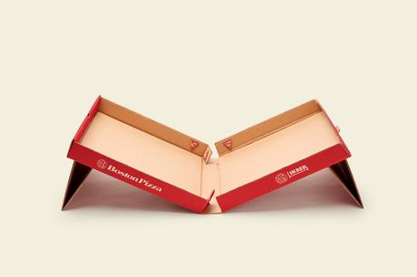 Esta caja de pizza con patas para comer en la cama es el invento que todos estábamos esperando