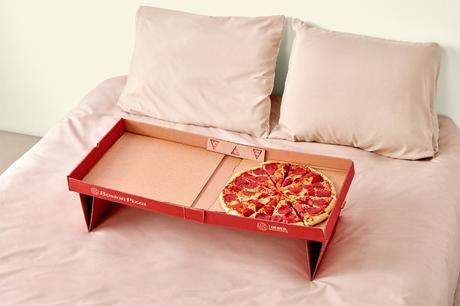 Esta caja de pizza con patas para comer en la cama es el invento que todos estábamos esperando Esta caja de pizza con patas para comer en la cama es el invento que todos estábamos esperando