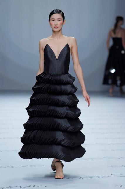 Isabel Sanchís aterriza en la BBFW 2018 con una colección de vestidos de fiesta y novia futurista llena de fantasía, grandes volúmenes y figuras geométricas