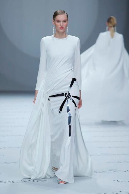 Isabel Sanchís aterriza en la BBFW 2018 con una colección de vestidos de fiesta y novia futurista llena de fantasía, grandes volúmenes y figuras geométricas