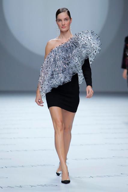 Isabel Sanchís aterriza en la BBFW 2018 con una colección de vestidos de fiesta y novia futurista llena de fantasía, grandes volúmenes y figuras geométricas