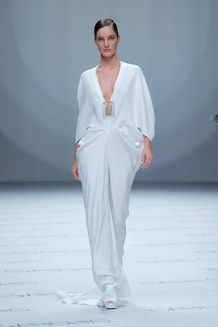 Isabel Sanchís aterriza en la BBFW 2018 con una colección de vestidos de fiesta y novia futurista llena de fantasía, grandes volúmenes y figuras geométricas