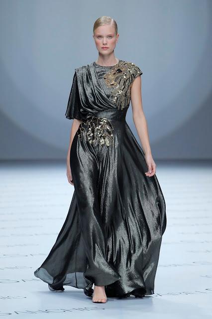 Isabel Sanchís aterriza en la BBFW 2018 con una colección de vestidos de fiesta y novia futurista llena de fantasía, grandes volúmenes y figuras geométricas