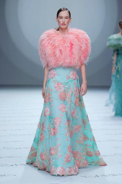 Isabel Sanchís aterriza en la BBFW 2018 con una colección de vestidos de fiesta y novia futurista llena de fantasía, grandes volúmenes y figuras geométricas