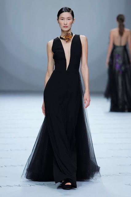 Isabel Sanchís aterriza en la BBFW 2018 con una colección de vestidos de fiesta y novia futurista llena de fantasía, grandes volúmenes y figuras geométricas