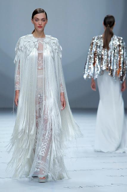 Isabel Sanchís aterriza en la BBFW 2018 con una colección de vestidos de fiesta y novia futurista llena de fantasía, grandes volúmenes y figuras geométricas