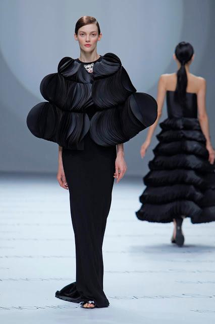 Isabel Sanchís aterriza en la BBFW 2018 con una colección de vestidos de fiesta y novia futurista llena de fantasía, grandes volúmenes y figuras geométricas