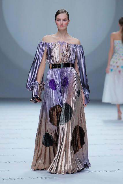 Isabel Sanchís aterriza en la BBFW 2018 con una colección de vestidos de fiesta y novia futurista llena de fantasía, grandes volúmenes y figuras geométricas