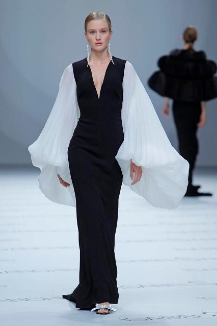 Isabel Sanchís aterriza en la BBFW 2018 con una colección de vestidos de fiesta y novia futurista llena de fantasía, grandes volúmenes y figuras geométricas