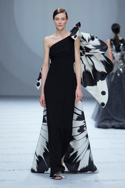 Isabel Sanchís aterriza en la BBFW 2018 con una colección de vestidos de fiesta y novia futurista llena de fantasía, grandes volúmenes y figuras geométricas