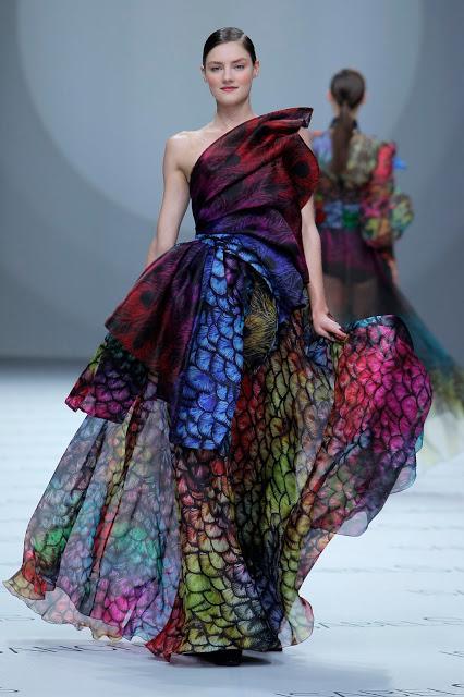 Isabel Sanchís aterriza en la BBFW 2018 con una colección de vestidos de fiesta y novia futurista llena de fantasía, grandes volúmenes y figuras geométricas