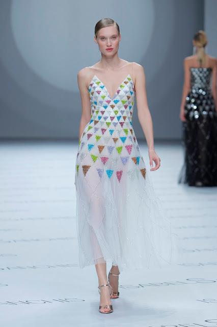 Isabel Sanchís aterriza en la BBFW 2018 con una colección de vestidos de fiesta y novia futurista llena de fantasía, grandes volúmenes y figuras geométricas