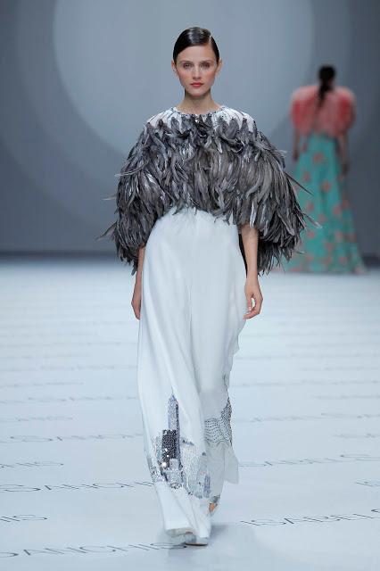Isabel Sanchís aterriza en la BBFW 2018 con una colección de vestidos de fiesta y novia futurista llena de fantasía, grandes volúmenes y figuras geométricas