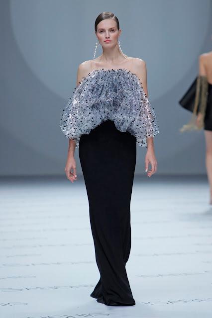 Isabel Sanchís aterriza en la BBFW 2018 con una colección de vestidos de fiesta y novia futurista llena de fantasía, grandes volúmenes y figuras geométricas
