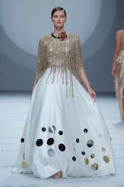 Isabel Sanchís aterriza en la BBFW 2018 con una colección de vestidos de fiesta y novia futurista llena de fantasía, grandes volúmenes y figuras geométricas