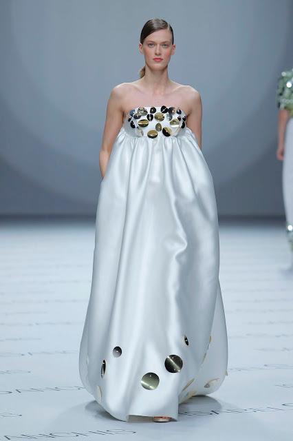 Isabel Sanchís aterriza en la BBFW 2018 con una colección de vestidos de fiesta y novia futurista llena de fantasía, grandes volúmenes y figuras geométricas