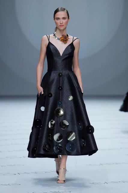 Isabel Sanchís aterriza en la BBFW 2018 con una colección de vestidos de fiesta y novia futurista llena de fantasía, grandes volúmenes y figuras geométricas