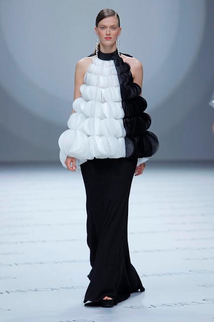 Isabel Sanchís aterriza en la BBFW 2018 con una colección de vestidos de fiesta y novia futurista llena de fantasía, grandes volúmenes y figuras geométricas