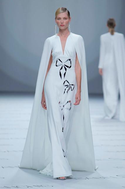 Isabel Sanchís aterriza en la BBFW 2018 con una colección de vestidos de fiesta y novia futurista llena de fantasía, grandes volúmenes y figuras geométricas