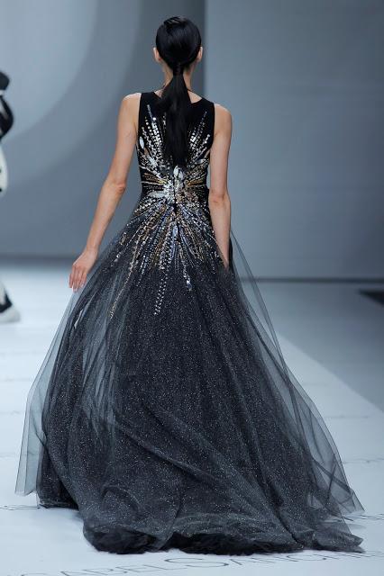 Isabel Sanchís aterriza en la BBFW 2018 con una colección de vestidos de fiesta y novia futurista llena de fantasía, grandes volúmenes y figuras geométricas