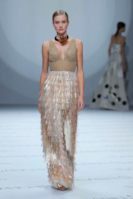 Isabel Sanchís aterriza en la BBFW 2018 con una colección de vestidos de fiesta y novia futurista llena de fantasía, grandes volúmenes y figuras geométricas