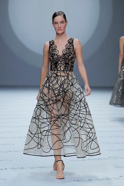 Isabel Sanchís aterriza en la BBFW 2018 con una colección de vestidos de fiesta y novia futurista llena de fantasía, grandes volúmenes y figuras geométricas