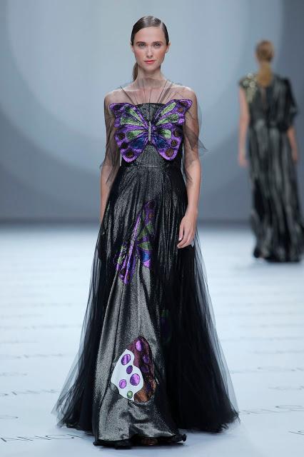 Isabel Sanchís aterriza en la BBFW 2018 con una colección de vestidos de fiesta y novia futurista llena de fantasía, grandes volúmenes y figuras geométricas