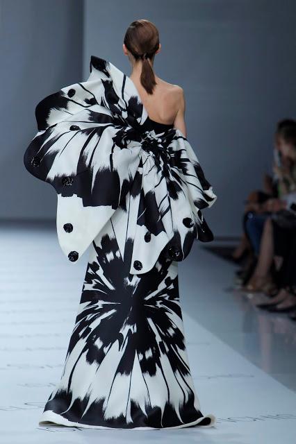 Isabel Sanchís aterriza en la BBFW 2018 con una colección de vestidos de fiesta y novia futurista llena de fantasía, grandes volúmenes y figuras geométricas