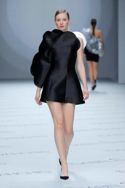 Isabel Sanchís aterriza en la BBFW 2018 con una colección de vestidos de fiesta y novia futurista llena de fantasía, grandes volúmenes y figuras geométricas