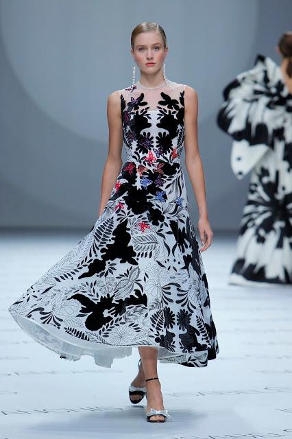 Isabel Sanchís aterriza en la BBFW 2018 con una colección de vestidos de fiesta y novia futurista llena de fantasía, grandes volúmenes y figuras geométricas