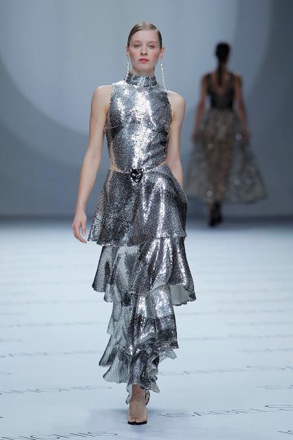 Isabel Sanchís aterriza en la BBFW 2018 con una colección de vestidos de fiesta y novia futurista llena de fantasía, grandes volúmenes y figuras geométricas