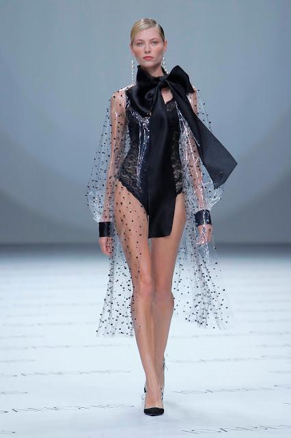 Isabel Sanchís aterriza en la BBFW 2018 con una colección de vestidos de fiesta y novia futurista llena de fantasía, grandes volúmenes y figuras geométricas