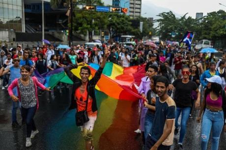 Fiesta del Orgullo #LGBTI se ve empañada por la crisis y la lluvia #Caracas #Venezuela
