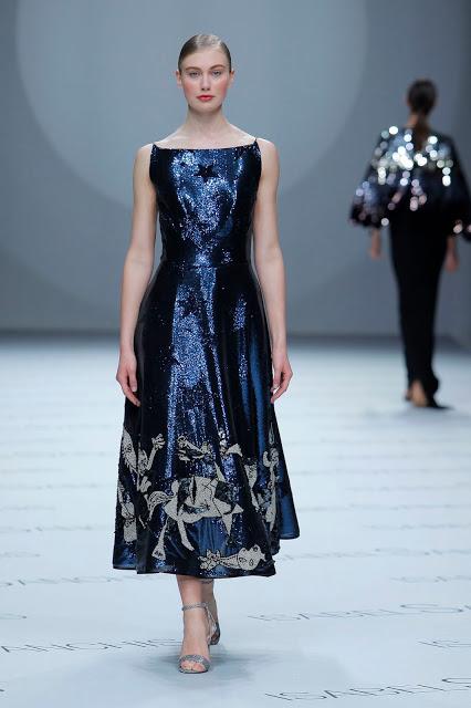 Isabel Sanchís aterriza en la BBFW 2018 con una colección de vestidos de fiesta y novia futurista llena de fantasía, grandes volúmenes y figuras geométricas