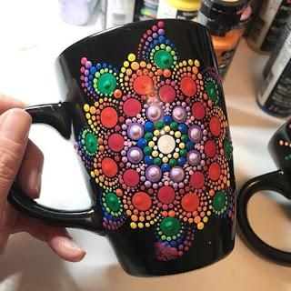 Aprende cómo decorar tazas con la técnica del puntillismo
