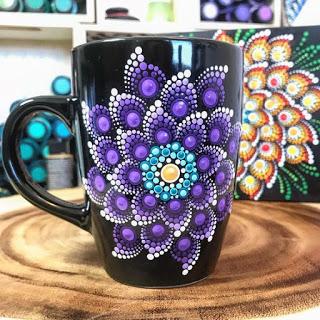 Aprende cómo decorar tazas con la técnica del puntillismo