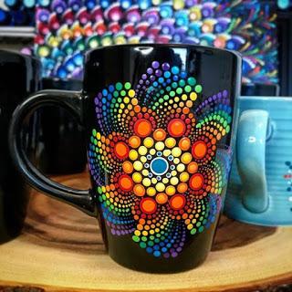 Aprende cómo decorar tazas con la técnica del puntillismo