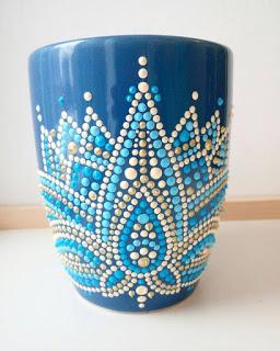 Aprende cómo decorar tazas con la técnica del puntillismo