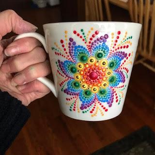 Aprende cómo decorar tazas con la técnica del puntillismo
