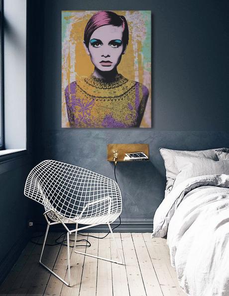 Ideas para decorar con cuadros estilo Pop Art twiggy portrait, printed canvas, silla metálica modelo rejilla