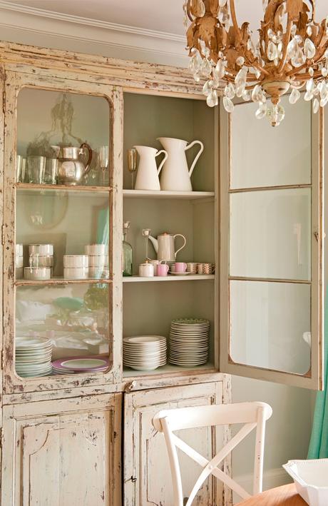 Vitrina tipo alacena con vajilla romántica_348123