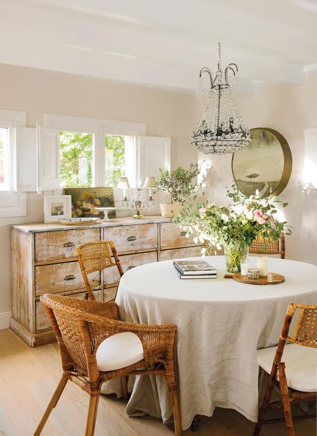 Comedor con mesa redonda, aparador decapado y sillas de ratán_ 00464934
