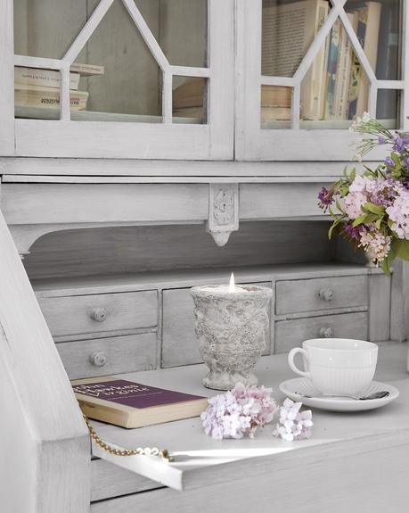 Detalle de vitrina de madera con flores y taza de café_305623