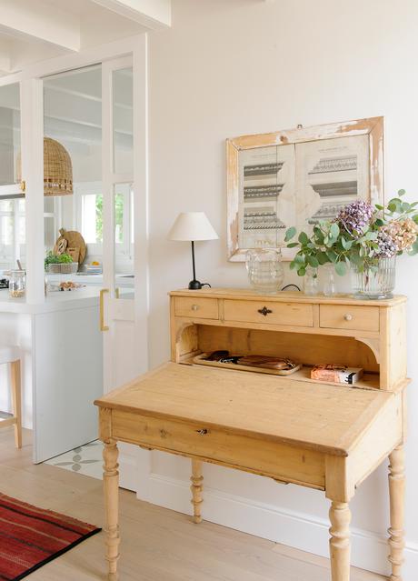 Escritorio antiguo en recibidor con vistas a la cocina_ 00464972