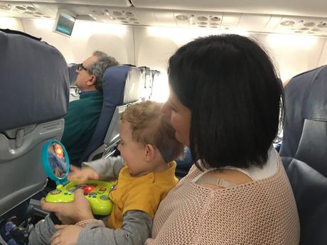 Viajar en avión con niños sin morir en el intento, la lupa viajera