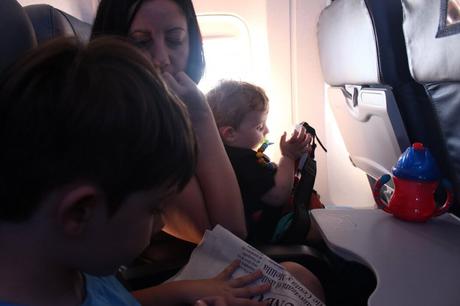 Viajar en avión con niños sin morir en el intento, la lupa viajera