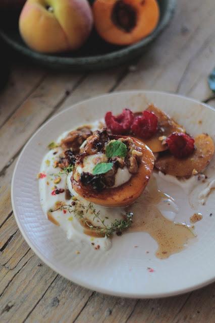Melocotones a la plancha  con nueces caramelizadas al Tomillo