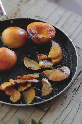 Melocotones a la plancha  con nueces caramelizadas al Tomillo