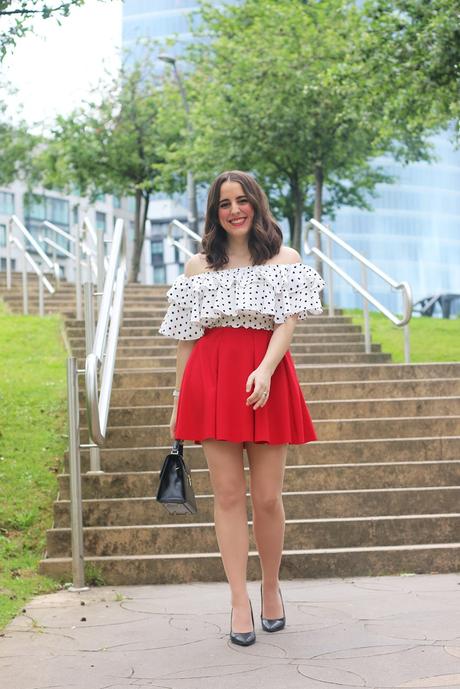 Verano en top de volantes y falda roja